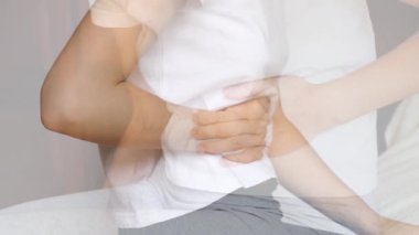 Karnı ağrıyan ve karnını farklı pozlarda tutan bir kız karnında şiddetli ağrı, hasta.