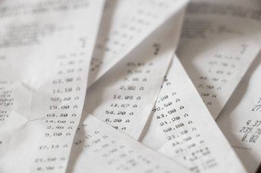 Arka plan olarak Ukrayna 'daki marketlerden alınan fişler, bir sürü fatura, yüksek gıda fiyatları.