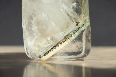 Buz küpünde on Rus rublesi, yakın plan, donmuş Rus parası, yaptırımlar