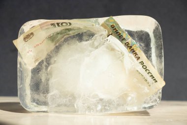 Buz küpünde on Rus rublesi, yakın plan, donmuş Rus parası, yaptırımlar