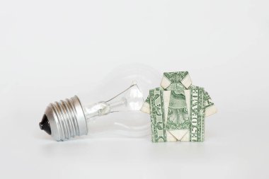 Beyaz arka planda dolar gömleği ve parlak lamba, hafif fiyat ve gümrük vergisi, para