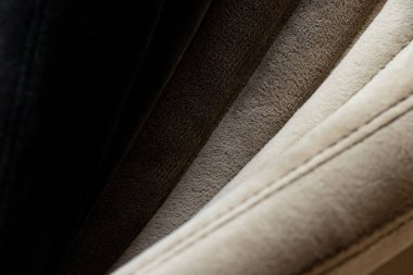 Arka plan olarak gri çizgili yumuşak süet kumaşa geçiş yapan siyah, siyah arkaplan, siyah kumaş