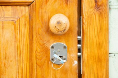 Ukrayna 'da bir yazlık ev için kapı kolu ve anahtarı olan ahşap bir kapı, arka plan olarak da kapı.