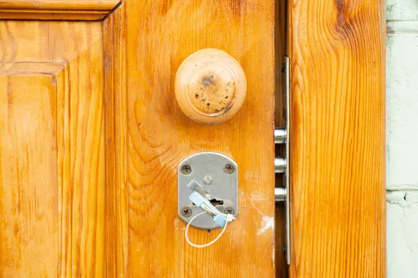 Ukrayna 'da bir yazlık ev için kapı kolu ve anahtarı olan ahşap bir kapı, arka plan olarak da kapı.