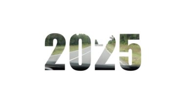 Metin 2025 ve yazı içerisindeki video Ukrayna 'da yazlık uzun bir yolda arabanın ön camından hızla geçiyor, yeni yılda seyahat ediyor.