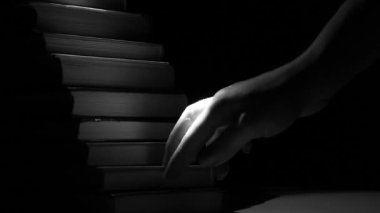 Kızın el tırmanışı basamakları kitaplardan, başarıya giden yol, zorlukların üstesinden gelmek, tırmanma adımları