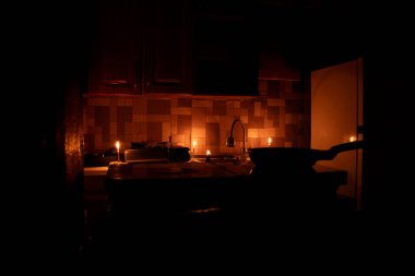 Mutfakta mumlar, roket saldırıları Ukrayna 'da elektrik kesintilerine yol açtı.