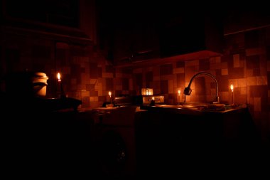 Mutfakta mumlar, roket saldırıları Ukrayna 'da elektrik kesintilerine yol açtı.