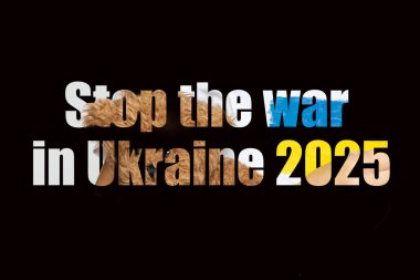 Yazıt Ukrayna 'daki savaşı durdurun 2025 ve arka planda siyah arka planda bir oyuncak ayı taşıyan bir kız var.