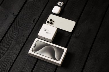 Ukrayna Dnipro 24 Ocak 2025 - Apple iPhone 15 Pro Max White ve Apple Air Pods 4, masada kulaklıklar ve kutular