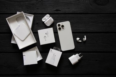 Ukrayna Dnipro 24 Ocak 2025 - Apple iPhone 15 Pro Max White ve Apple Air Pods 4 kulaklık ve şarj aleti