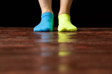 Farklı renkte çoraplarla kadın bacakları evde, yatakta, kadın bacakları.