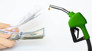 Yeşil yakıt tabancasının 3 boyutlu modeli ve dolar arkaplanına karşılık bir damla benzin ve bir kızın ellerinde benzin parası.