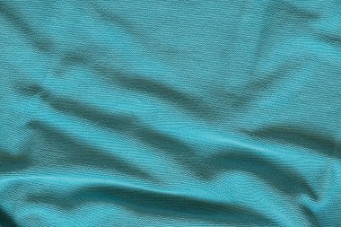 Arka plan olarak sade mavi pamuk kumaş. Yakın plan, siyah kıyafetler.