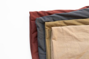 Dört buruşuk pamuklu tişört mavi, bej, zeytin ve kırmızı beyaz arka planda, kıyafetlerde, günlük tişörtlerde