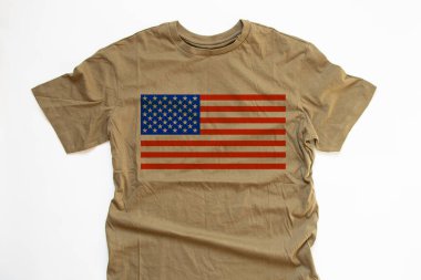 Beyaz arka planda Amerikan bayrağı izi olan askeri tişört, kıyafetlerde tasarım.