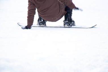 Snowboardcu acemi snowboard yapıyor ve Ukrayna 'da, kış sporlarında, kış tatillerinde düşüyor.