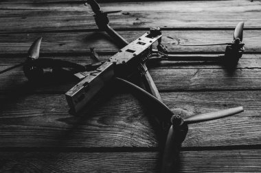 Devrilen Rus FPV İHA 'sı Ukrayna' da tahta tahtada yatıyor