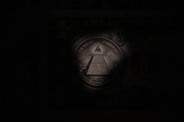 Bir dolar ve bir ışık hüzmesi piramide yöneldi ve karanlıkta piramide bir göz, mistisizm, dolar