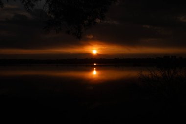 Günbatımı Ukrayna 'da Dnepr şehrinde baharda nehrin sağ kıyısına bakan