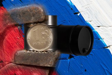 Gaz anahtarı, siyah bir varil petrolün arka planına karşı Rus bayrağının arka planına karşı bir ruble taşır, yaptırımlar ve petrol yasağı