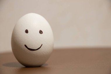 Masaya gülümseyen tavuk yumurtası, iyi bir ruh hali.