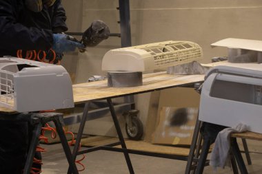 Ressam, atölyedeki boya spreyinden, boyacıdan, boyacıdan ve restorasyondan klimayı boyuyor.