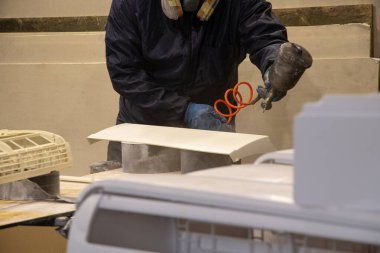 Ressam, atölyedeki boya spreyinden, boyacıdan, boyacıdan ve restorasyondan klimayı boyuyor.