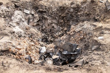 Dnepr, Ukrayna 'daki Pobedy' de insansız hava aracı saldırısından bir krater. Sivillerin bombalanması.
