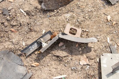 Dnepr, Ukrayna 'daki Pobedy' de insansız hava aracı saldırısından bir krater. Sivillerin bombalanması.