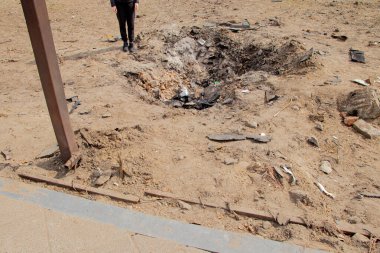 İnsansız hava aracı saldırısından kalma bir krater ve Dnepr 'de Ukrayna' daki Pobeda setinde bir kızın bacakları yanında sivillerin bombalanması.