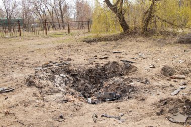 Dnepr, Ukrayna 'daki Pobedy' de insansız hava aracı saldırısından bir krater. Sivillerin bombalanması.