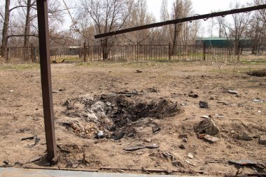 Dnepr, Ukrayna 'daki Pobedy' de insansız hava aracı saldırısından bir krater. Sivillerin bombalanması.