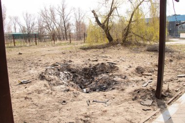 Dnepr, Ukrayna 'daki Pobedy' de insansız hava aracı saldırısından bir krater. Sivillerin bombalanması.
