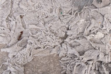 Döşemelerin altındaki sandalyenin üzerindeki eski yırtık pamuk, yırtık kumaş, yırtık bez.