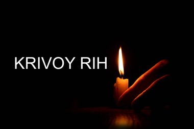 Bir kadının eli mumu tutuyor ve Krivoy Rog 'un roket saldırısında ölenler için sonsuz bir anısı var.