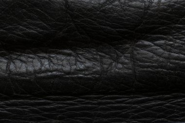 Arkaplan olarak siyah tahıl, deri erkek çantası.