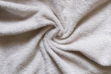 Arka planda lekeler olan beyaz kirli havlu, banyo havlusu.