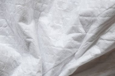 Bebeğin arkaplanı, temiz beyaz bebek bezi, kırışıklıklar.