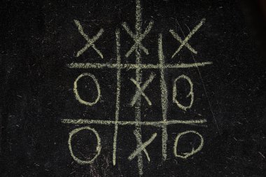 Okul tahtasına çizilmiş çocuk oyunu tic-tac-toe, tic-tac-toe