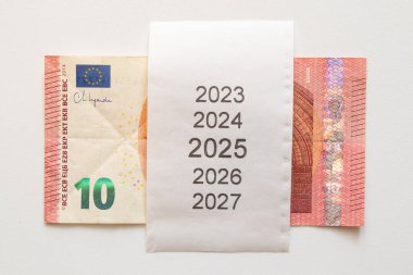 2023 'ten 2027' ye kadar geçen süreyi beyaz arka planda kontrol edip, gelecek için para planlıyoruz.