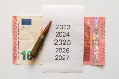 On euro banknot ve 2023 ile 2027 yılları arasında kontrol ve beyaz arka plan kurşun, gelecekte askeri savunma