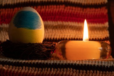 Paskalya yumurtası Ukrayna bayrağı ve örülmüş arka planda mum Ukrayna 'da Paskalya.