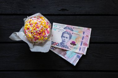 Paskalya pastası ve 200 Hryvnia faturası kara tahtada, Paskalya harcamaları, harcamalar ve para