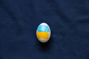 Mavi arka planda Ukrayna bayrağına boyanmış Paskalya yumurtası, Ukrayna 'da Paskalya.