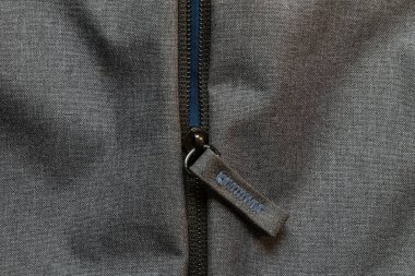 Fermuarlı gri kumaş çanta, sırt çantalı fermuarlı cep.