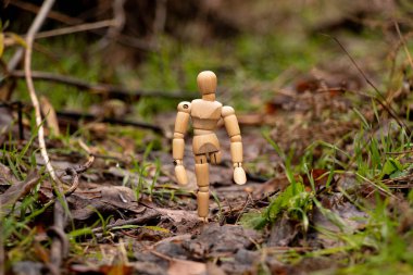 Ormanda tek bacaklı tahta adam gün boyunca yolda duruyor, sakatlık, uzuv kaybı, protezler.