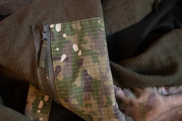 Ukrayna askerinin kamuflaj üniforması. Arka plan olarak sıcak yalanlar, asker üniforması.