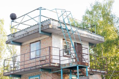 Yazın Ukrayna 'da merdiven ve balkonlu iki katlı tuğla bina gözleniyor.