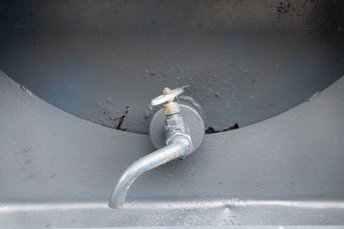 Gri namlusu olan eski metal musluk. Yakın plan.